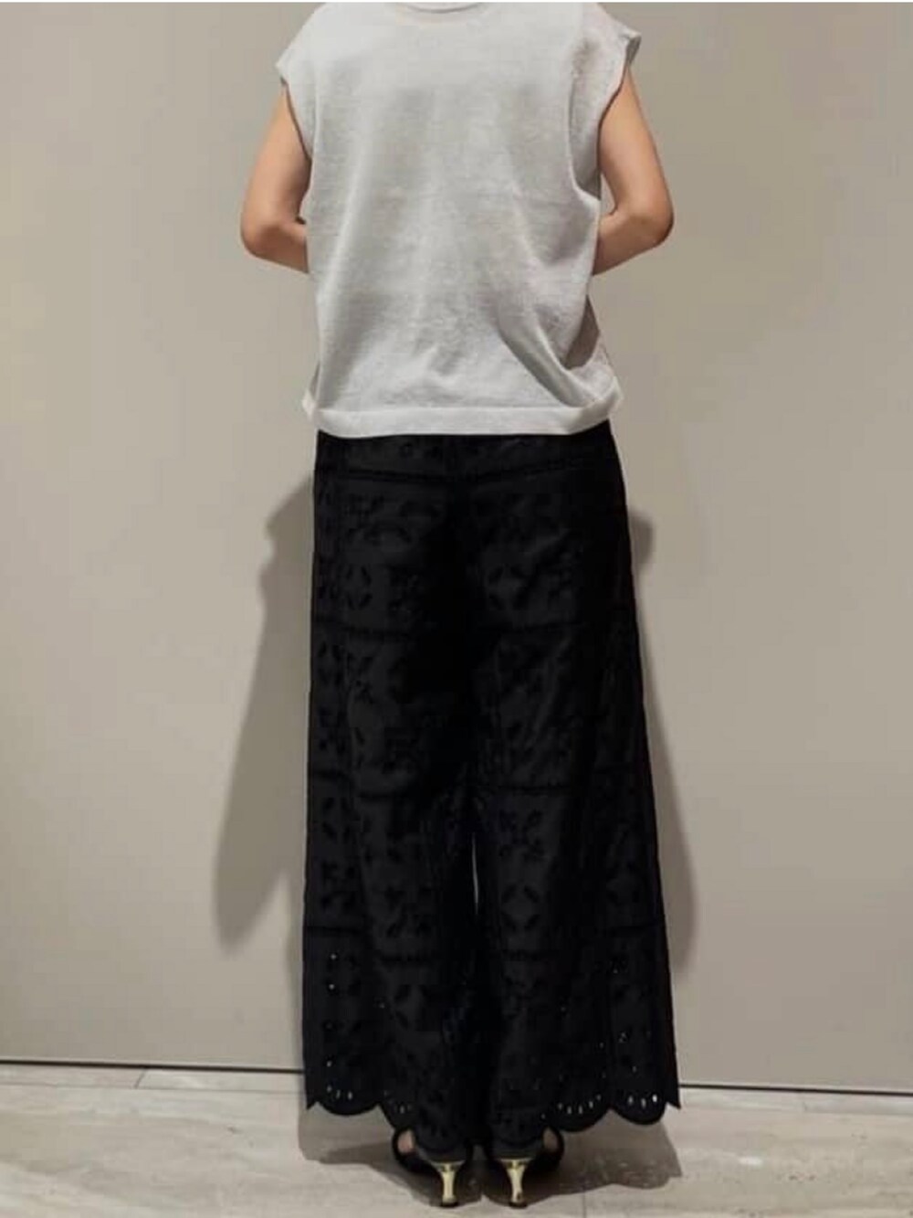 ブラック系のその他パンツ、シルバー系のタンクトップ、ホワイト系のタンクトップを着用したレディースの夏コーディネートの7枚目の写真