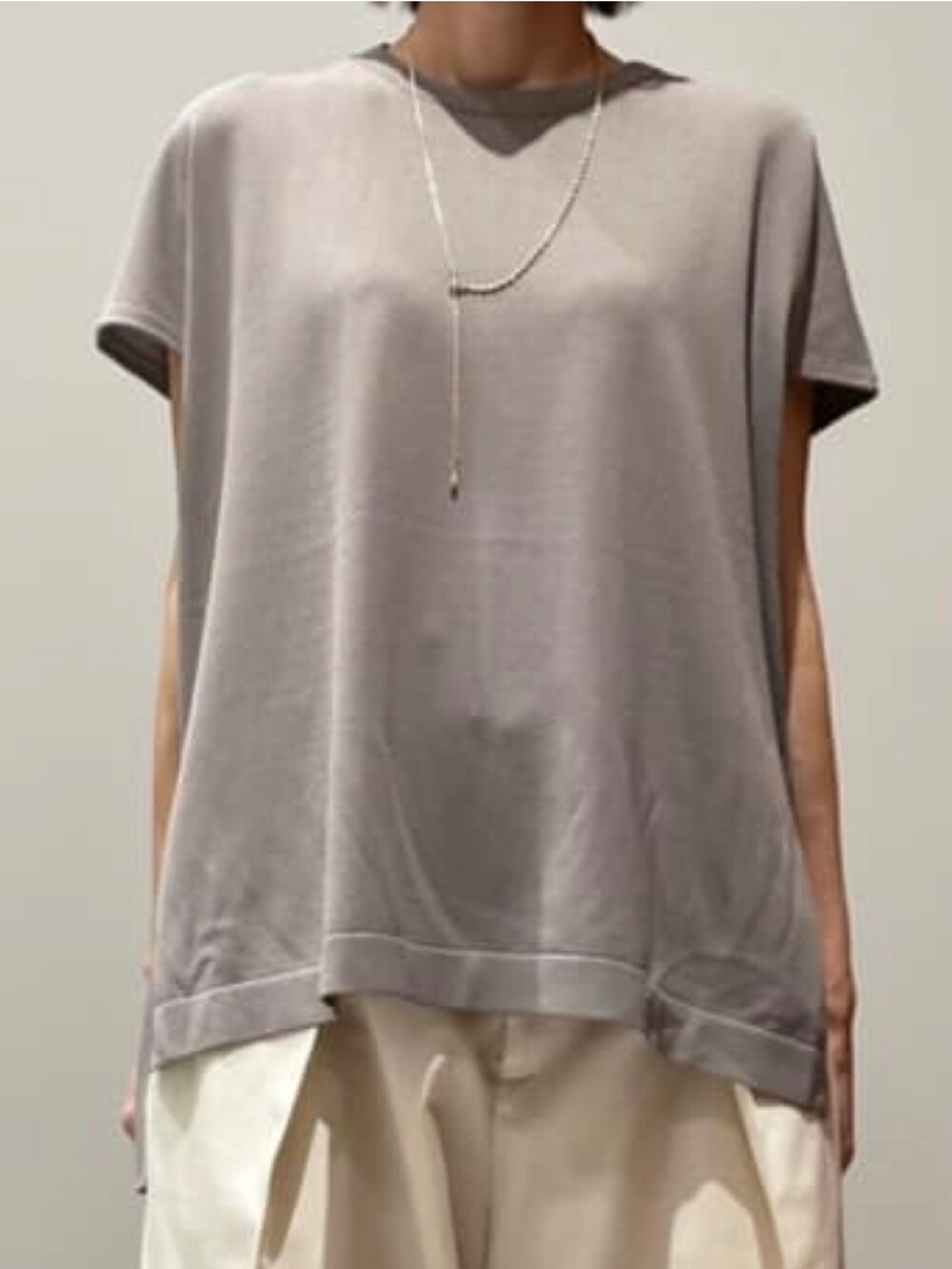 ホワイト系のその他パンツ、グレー系のニット/セーター、ブラック系のショルダーバッグを着用したレディースの春コーディネートの4枚目の写真