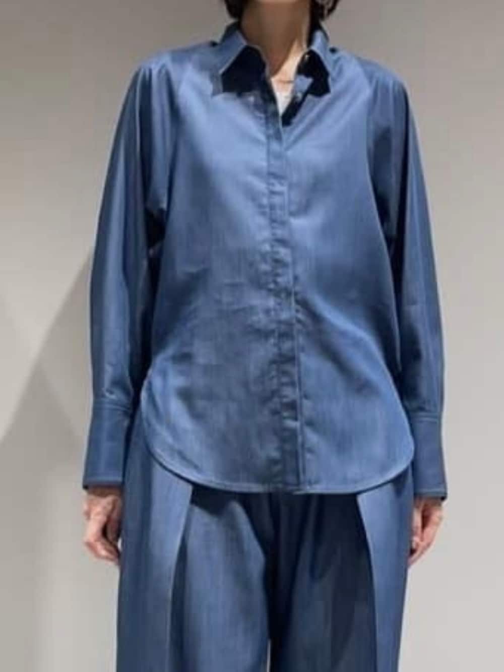 ブルー系のその他パンツ、ホワイト系のタンクトップ、ブルー系のシャツ/ブラウスを着用したレディースの冬コーディネートの3枚目の写真