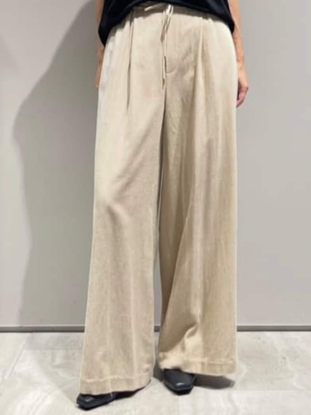 ベージュ系のその他パンツ、ブラック系のニット/セーター、ブラック系のブルゾンを着用したレディースの秋コーディネートの8枚目の写真