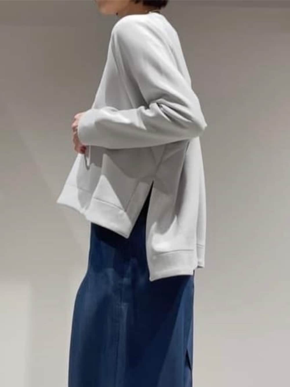 ホワイト系のショルダーバッグ、グレー系のスウェット、ブルー系のその他パンツを着用したレディースの冬コーディネートの4枚目の写真