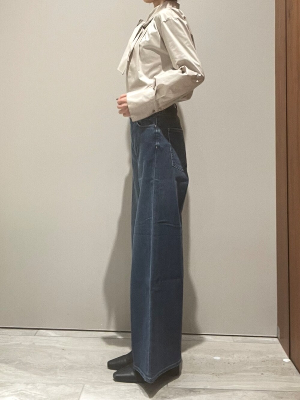 ブルー系のデニムパンツ、ブラウン系のショルダーバッグ、ブラウン系のテーラードジャケットを着用したレディースの秋コーディネートの7枚目の写真