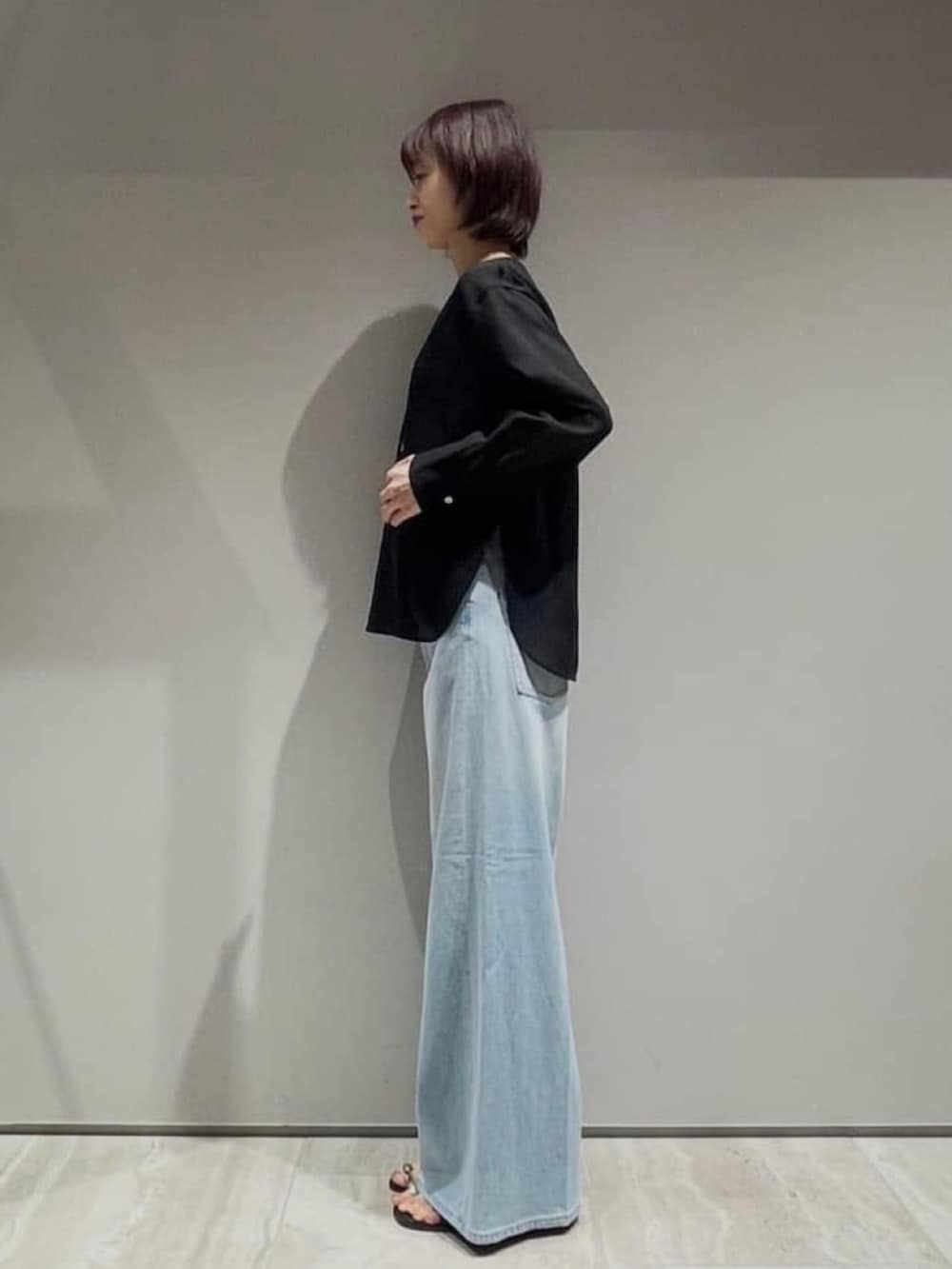 ブルー系のデニムパンツ、ブラック系のシャツ/ブラウス、ブラック系のベルトを着用したレディースの春コーディネートの6枚目の写真