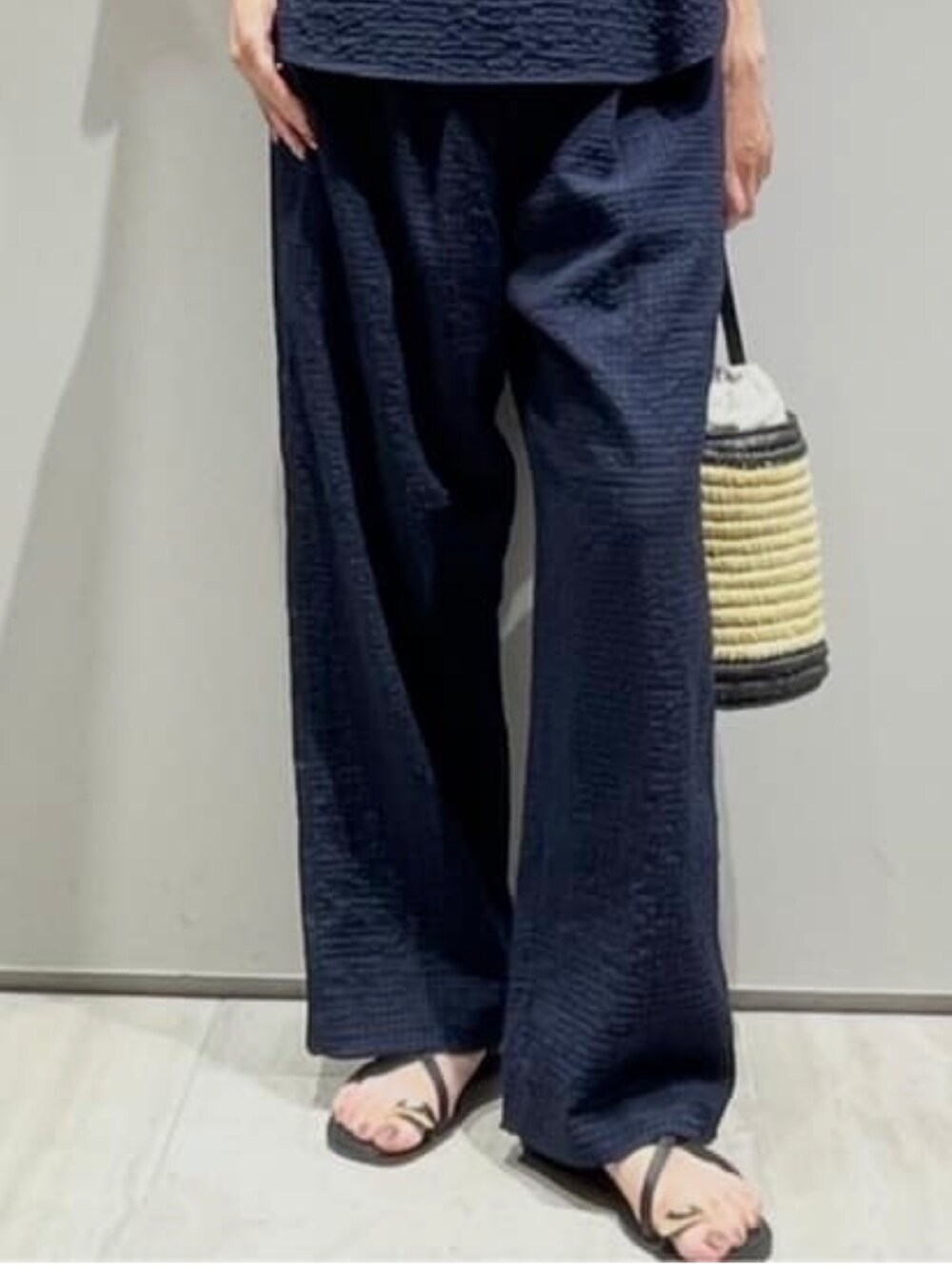 ブルー系のその他パンツ、ブルー系のTシャツ/カットソー、シルバー系のネックレスを着用したレディースの夏コーディネートの4枚目の写真