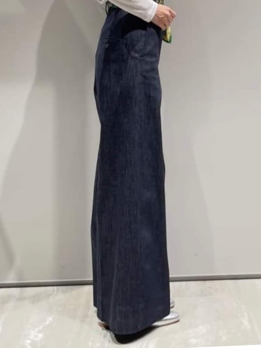 ブルー系のデニムパンツ、ホワイト系のショルダーバッグ、ホワイト系のTシャツ/カットソーを着用したレディースの冬コーディネートの6枚目の写真