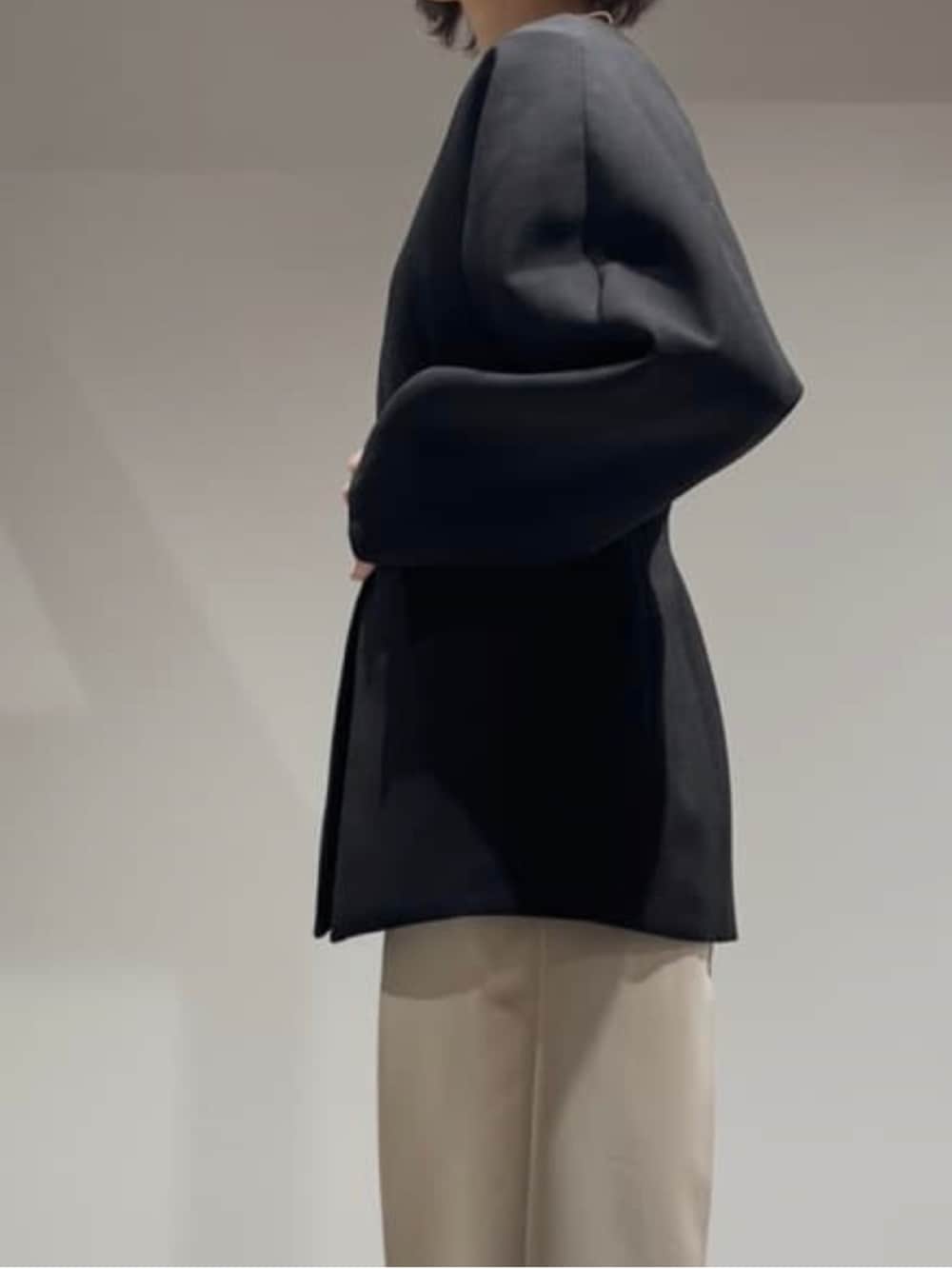 ホワイト系のシャツ/ブラウス、ベージュ系のその他パンツ、ブラック系のテーラードジャケットを着用したレディースの冬コーディネートの4枚目の写真