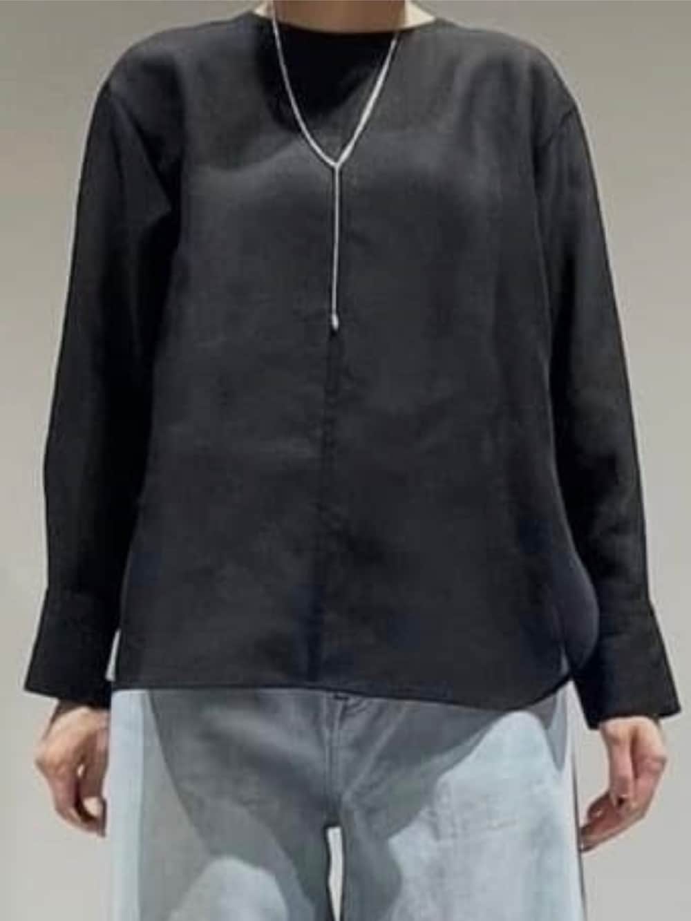 ブルー系のデニムパンツ、ブラック系のシャツ/ブラウス、ブラック系のベルトを着用したレディースの春コーディネートの3枚目の写真