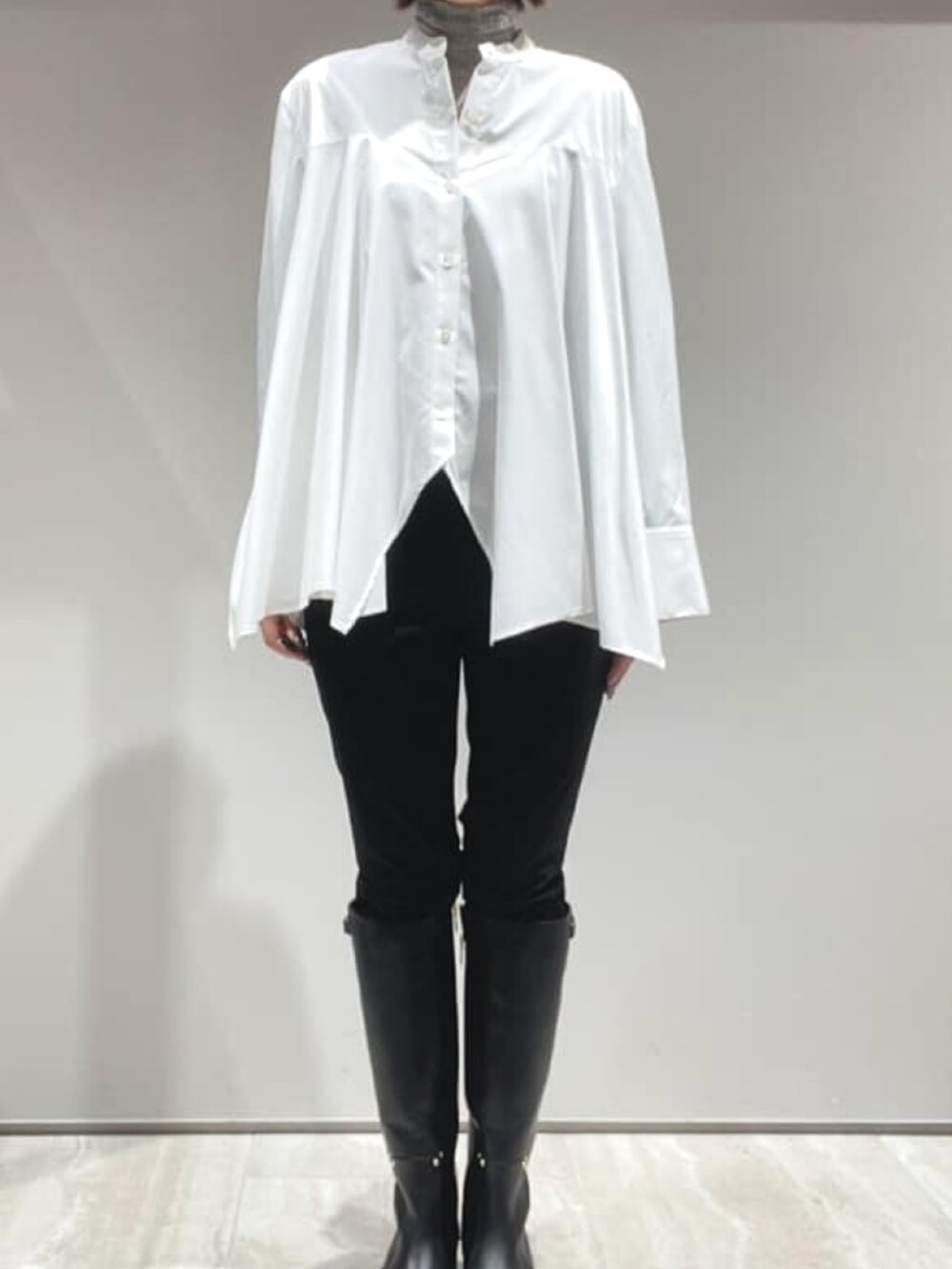 ブラック系のその他パンツ、グレー系のニット/セーター、ホワイト系のシャツ/ブラウスを着用したレディースの秋コーディネートの6枚目の写真