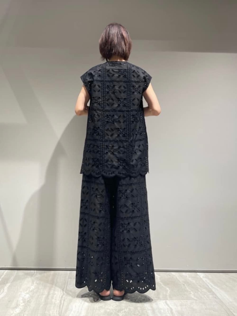ブラック系のシャツ/ブラウス、ブラック系のその他パンツを着用したレディースの夏コーディネートの5枚目の写真