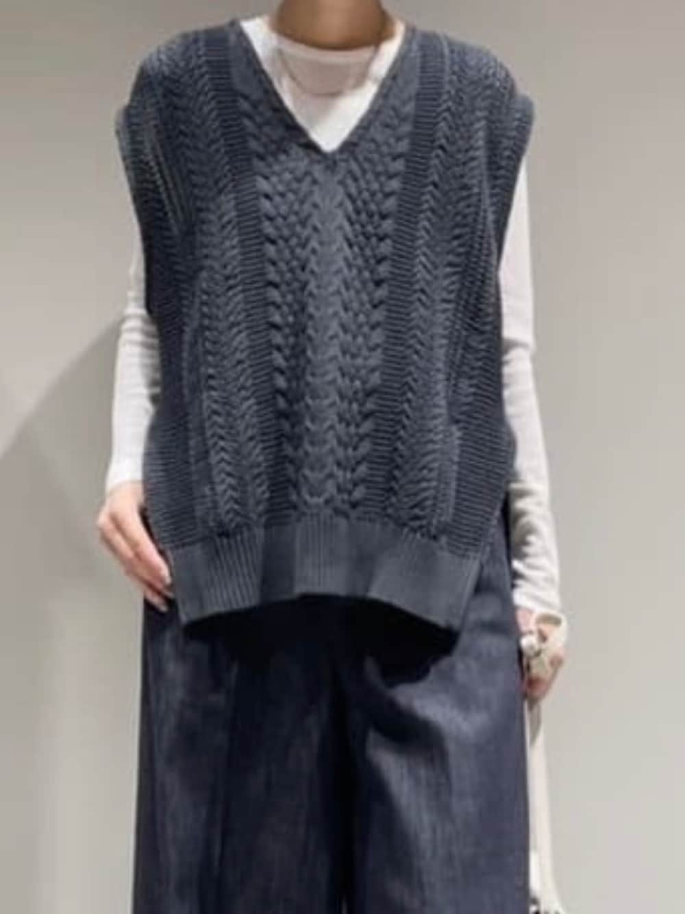 ブルー系のデニムパンツ、ホワイト系のショルダーバッグ、ホワイト系のTシャツ/カットソーを着用したレディースの冬コーディネートの3枚目の写真