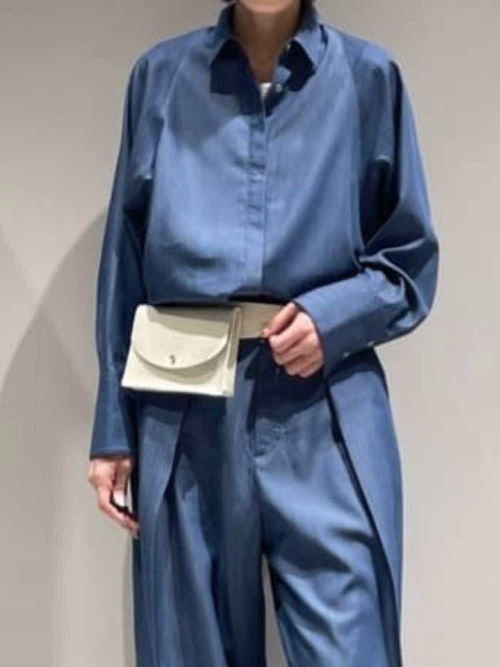 ブルー系のその他パンツ、ホワイト系のタンクトップ、ブルー系のシャツ/ブラウスを着用したレディースの冬コーディネートの2枚目の写真