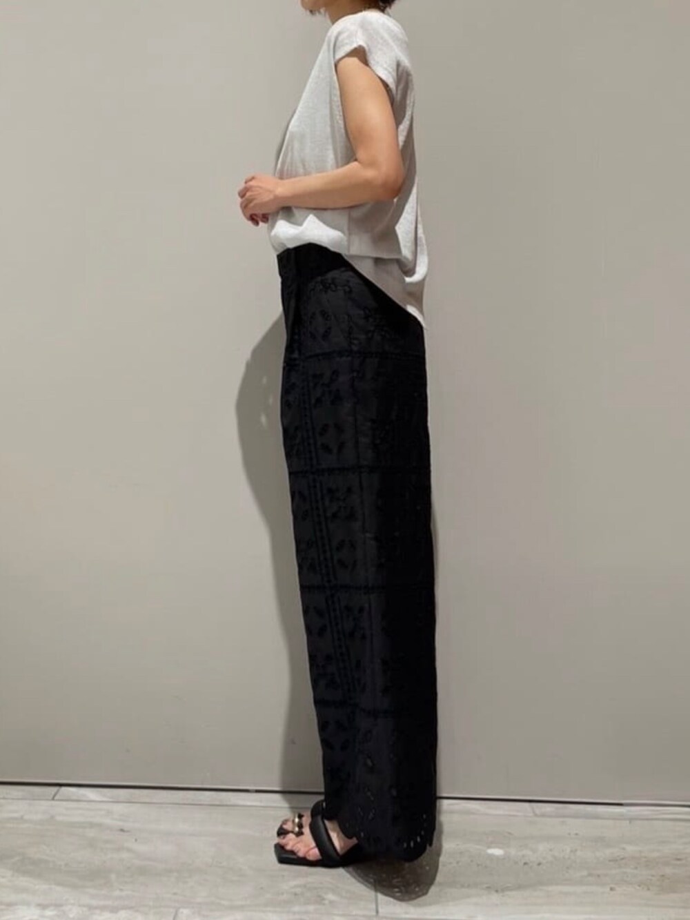 ブラック系のその他パンツ、シルバー系のタンクトップ、ホワイト系のタンクトップを着用したレディースの夏コーディネートの5枚目の写真