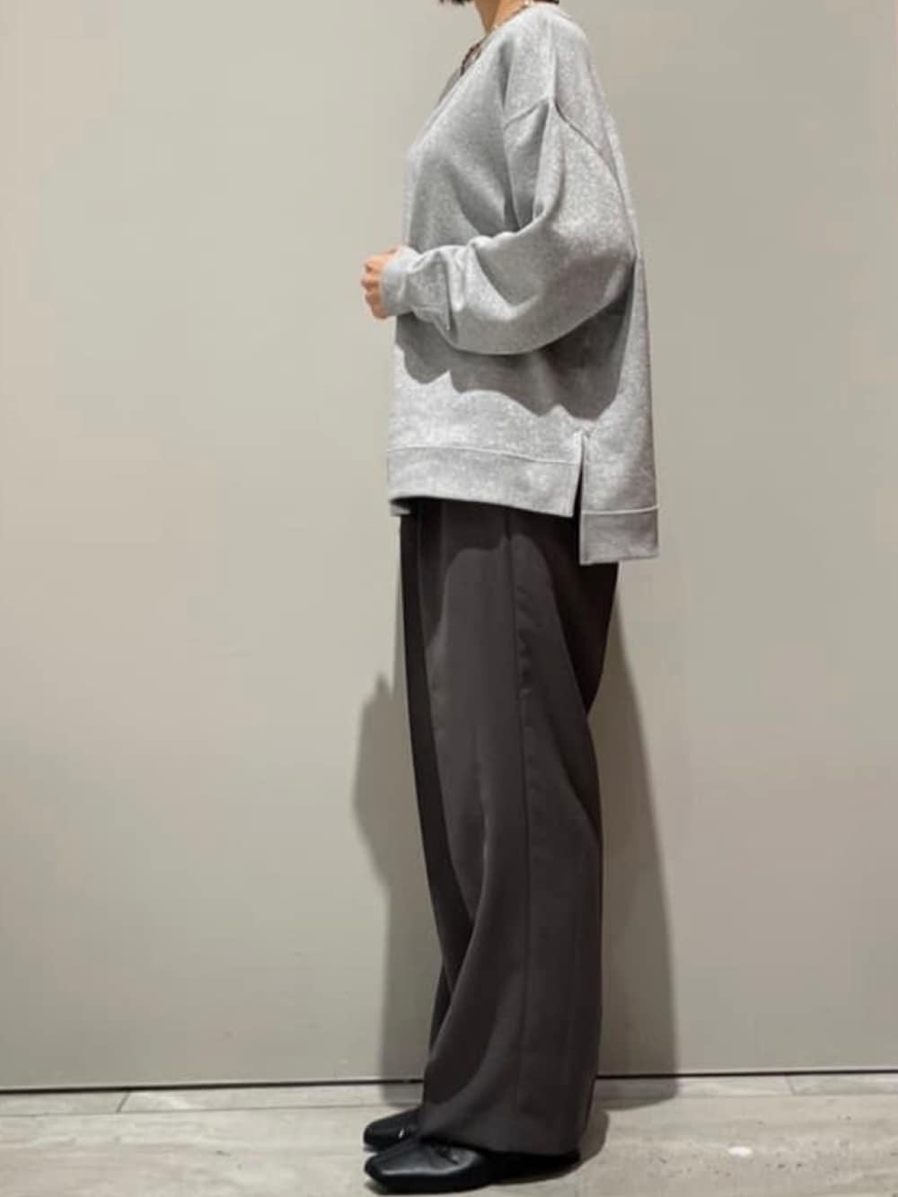 グレー系のその他パンツ、グレー系のTシャツ/カットソー、シルバー系のネックレスを着用したレディースの秋コーディネートの6枚目の写真