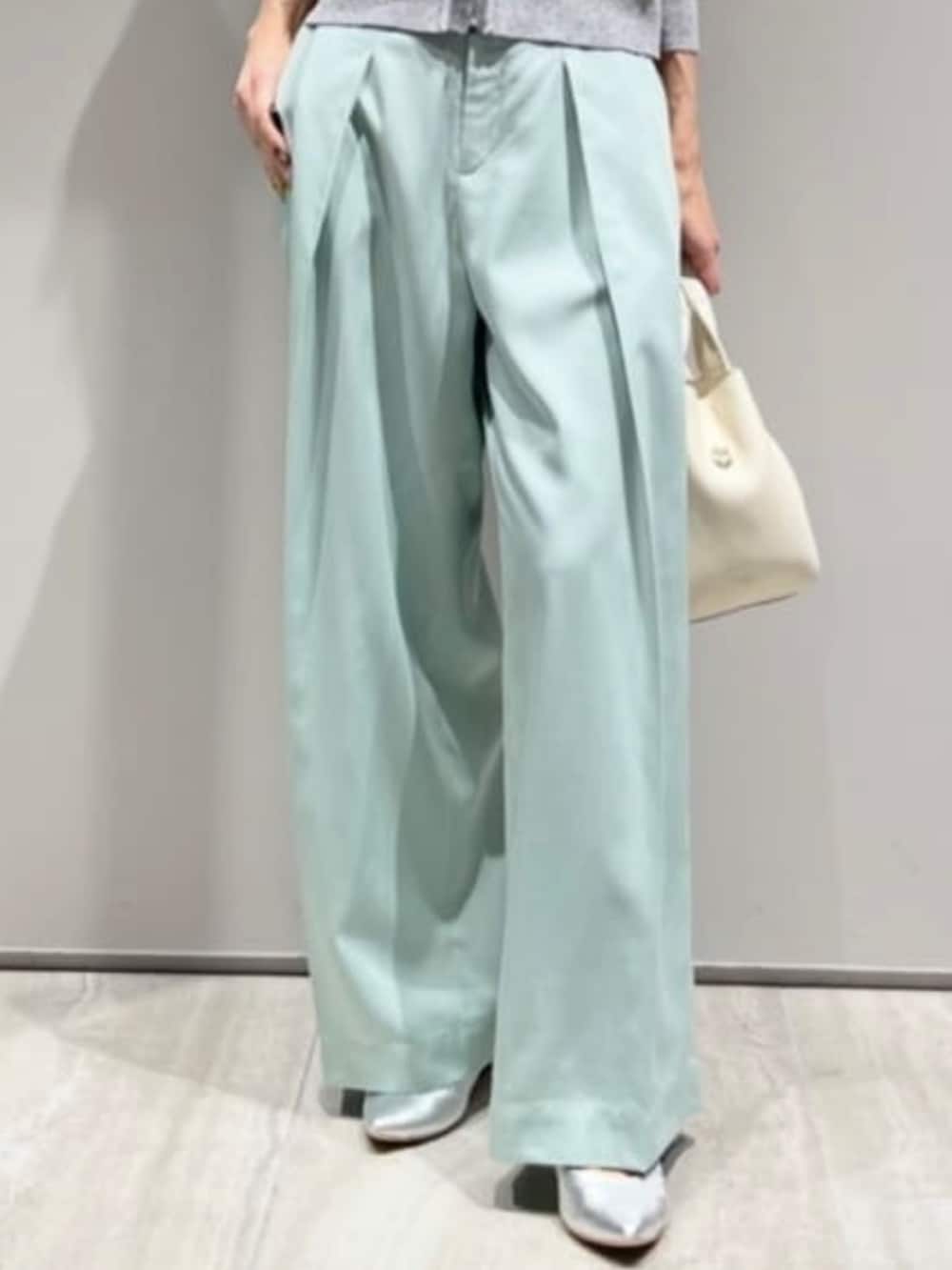 グリーン系のその他パンツ、グレー系のカーディガン/ボレロ、シルバー系のネックレスを着用したレディースの冬コーディネートの5枚目の写真