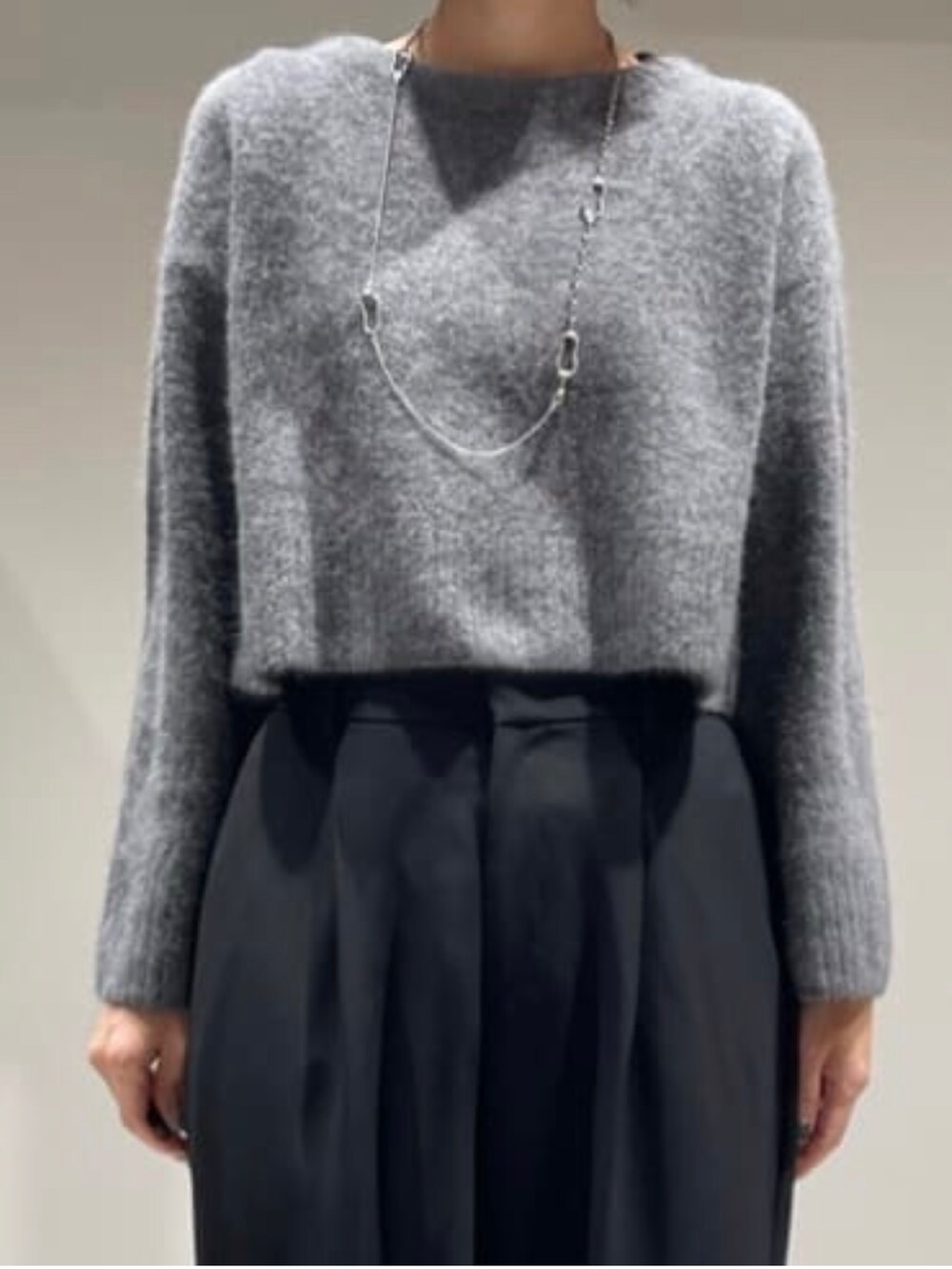 ブラック系のその他パンツ、ブラック系のダウンジャケット/コート、グレー系のニット/セーターを着用したレディースの冬コーディネートの8枚目の写真