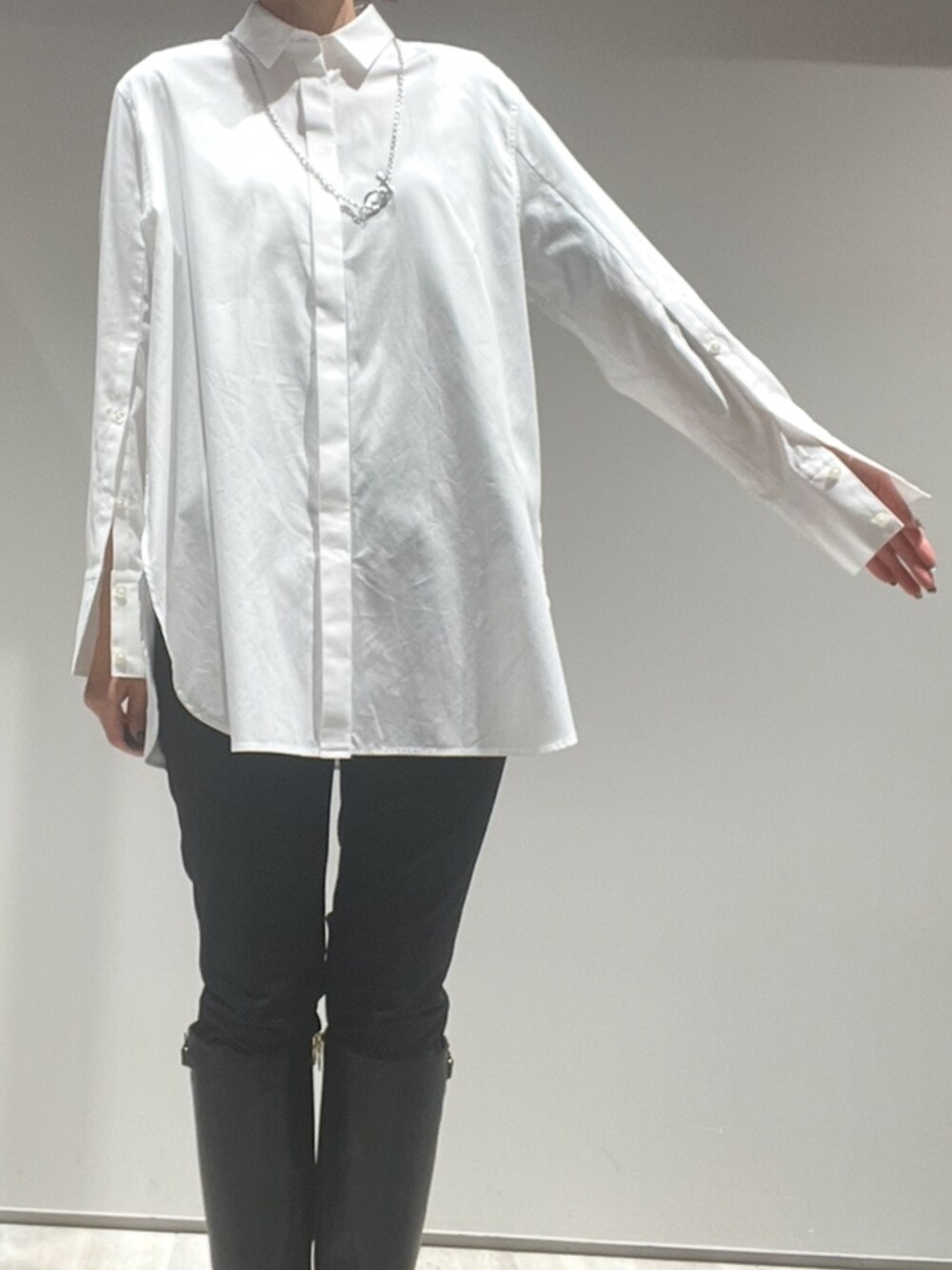 グリーン系のショルダーバッグ、その他のポンチョ、ホワイト系のシャツ/ブラウスを着用したレディースの秋コーディネートの6枚目の写真