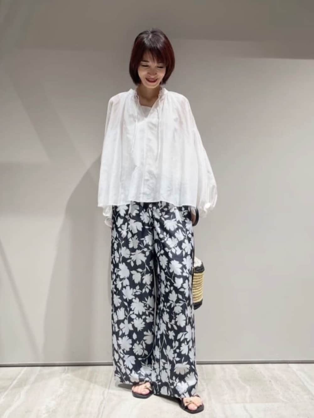 グレー系のその他パンツ、ホワイト系のシャツ/ブラウス、ホワイト系のタンクトップを着用したレディースの春コーディネートの2枚目の写真