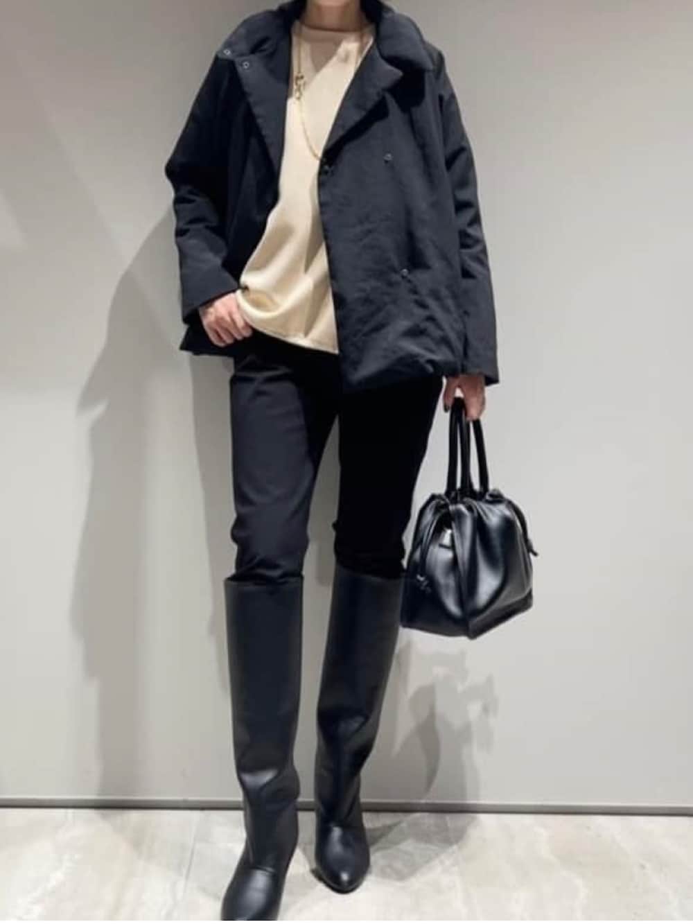 ブラック系のその他パンツ、ブラック系のダウンジャケット/コート、ベージュ系のスウェットを着用したレディースの冬コーディネートの2枚目の写真