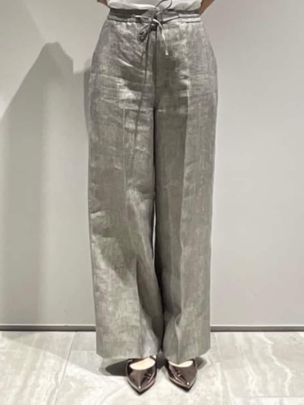 ベージュ系のその他パンツ、ホワイト系のシャツ/ブラウス、ゴールド系のネックレスを着用したレディースの春コーディネートの5枚目の写真