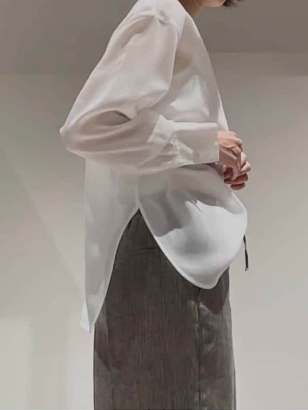 ベージュ系のその他パンツ、ホワイト系のシャツ/ブラウス、ゴールド系のネックレスを着用したレディースの春コーディネートの4枚目の写真