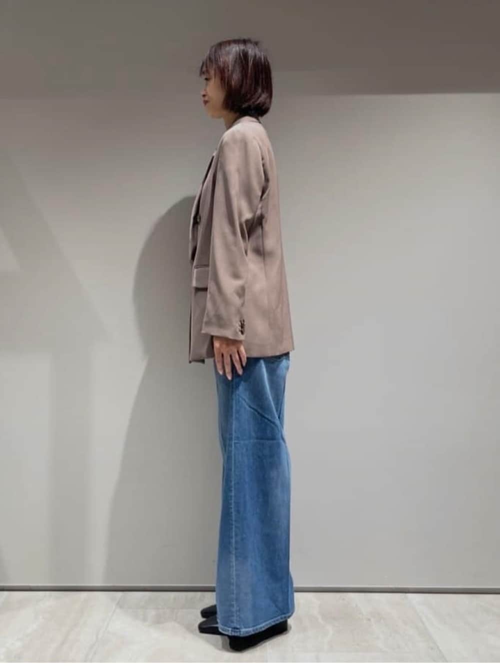 ブラウン系のテーラードジャケット、その他のTシャツ/カットソー、ブルー系のデニムパンツを着用したレディースの秋コーディネートの5枚目の写真