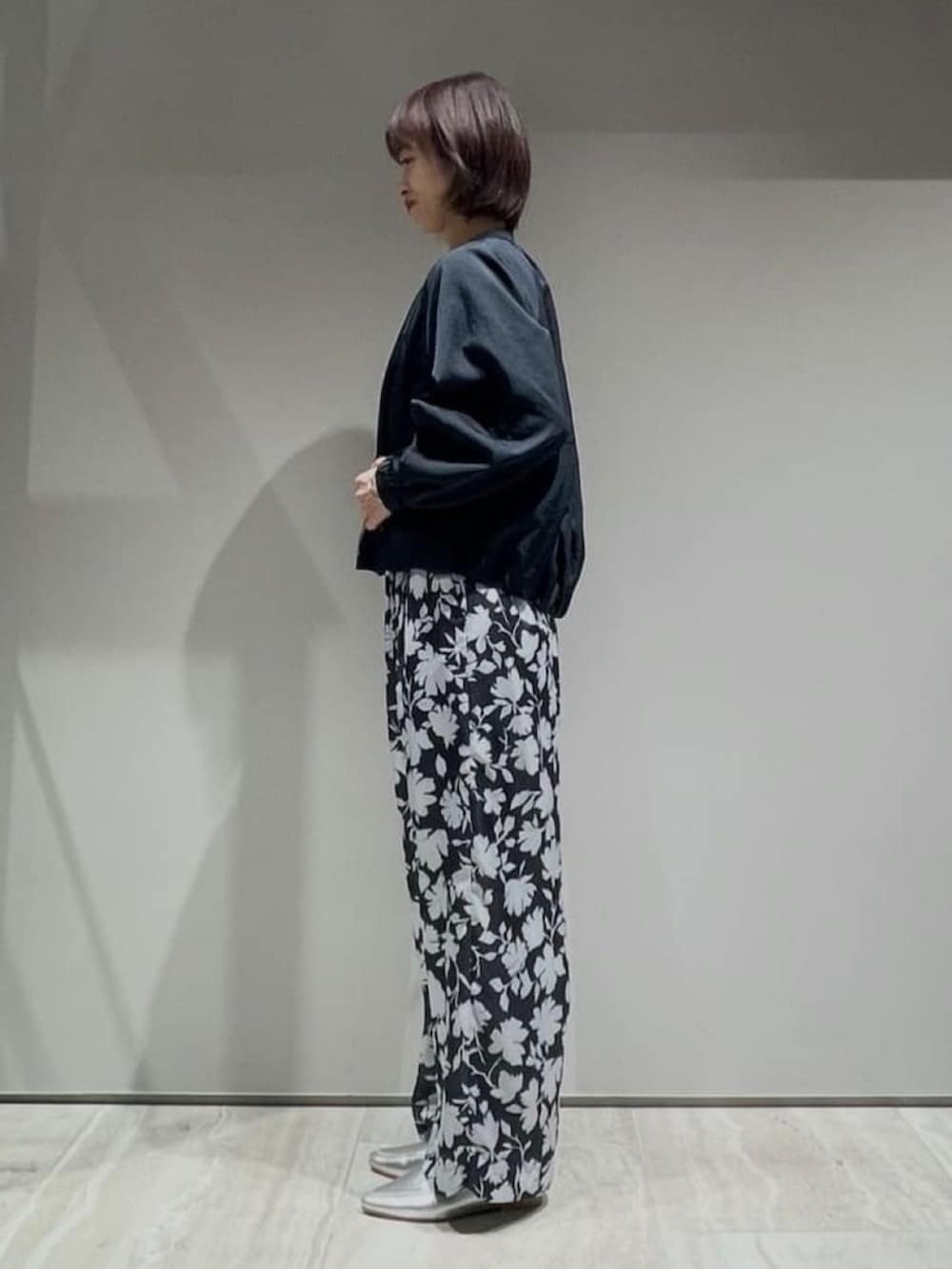 ブルー系のブルゾン、ホワイト系のTシャツ/カットソー、グレー系のその他パンツを着用したレディースの春コーディネートの6枚目の写真