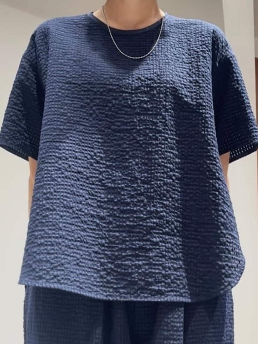 ブルー系のその他パンツ、ブルー系のTシャツ/カットソー、シルバー系のネックレスを着用したレディースの夏コーディネートの2枚目の写真