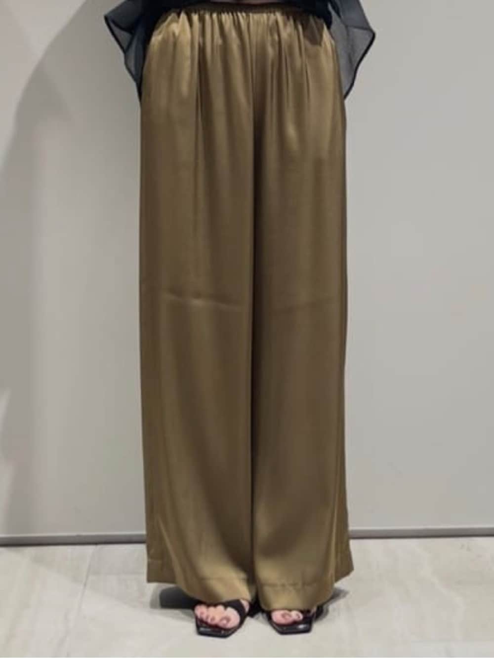 グリーン系のその他パンツ、ブラック系のシャツ/ブラウス、ブラック系のタンクトップを着用したレディースの春コーディネートの5枚目の写真