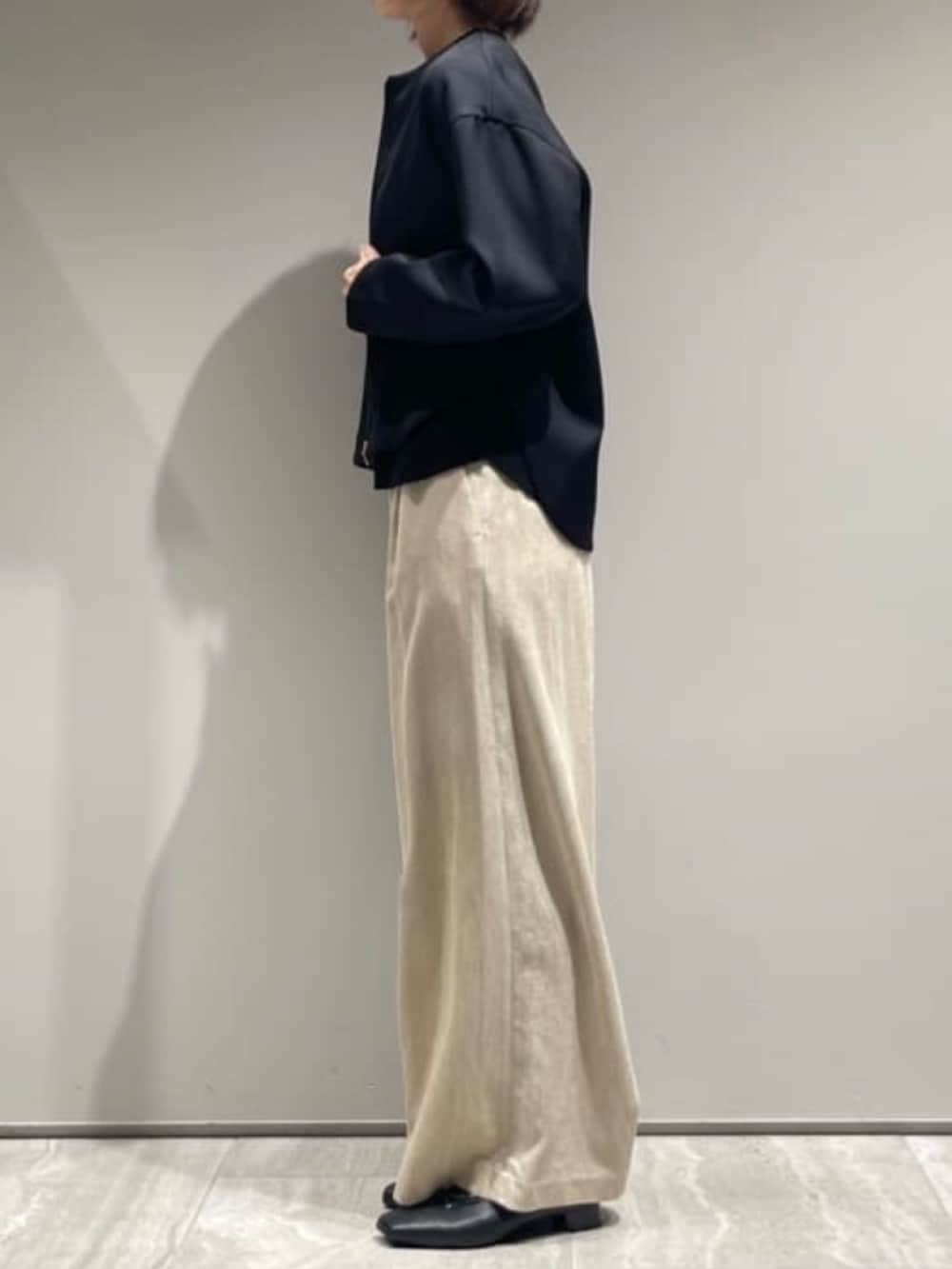 ベージュ系のその他パンツ、ブラック系のニット/セーター、ブラック系のブルゾンを着用したレディースの秋コーディネートの5枚目の写真