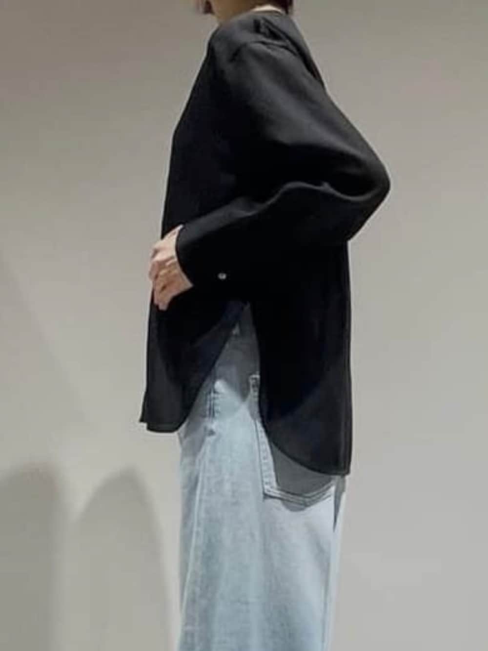 ブルー系のデニムパンツ、ブラック系のシャツ/ブラウス、ブラック系のベルトを着用したレディースの春コーディネートの4枚目の写真