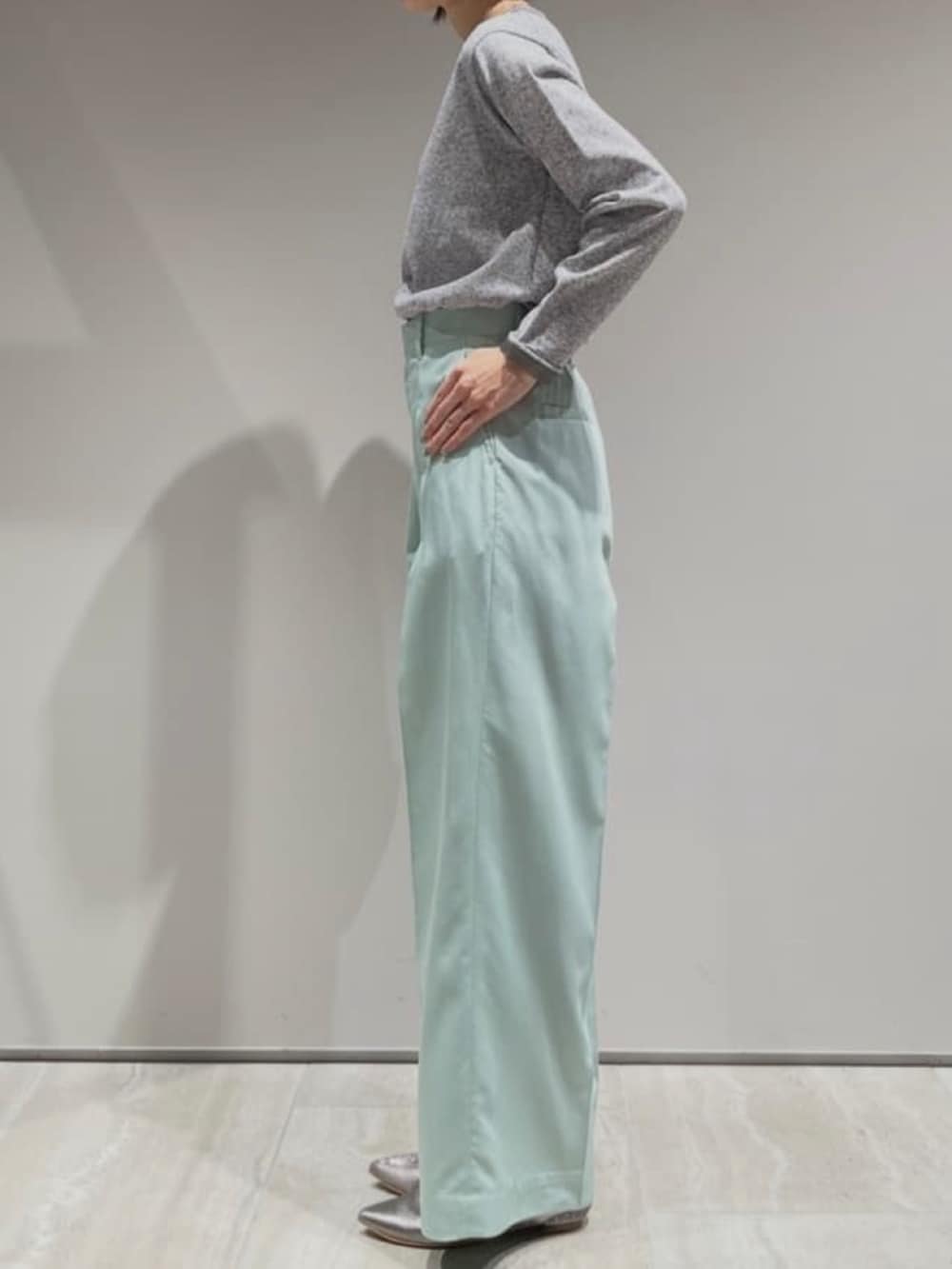 グリーン系のその他パンツ、グレー系のニット/セーター、グレー系のカーディガン/ボレロを着用したレディースの冬コーディネートの6枚目の写真