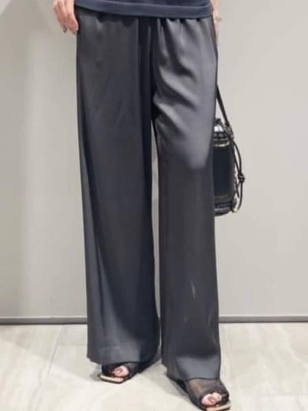 グレー系のその他パンツ、グレー系のニット/セーター、シルバー系のバングル/リストバンドを着用したレディースの春コーディネートの7枚目の写真