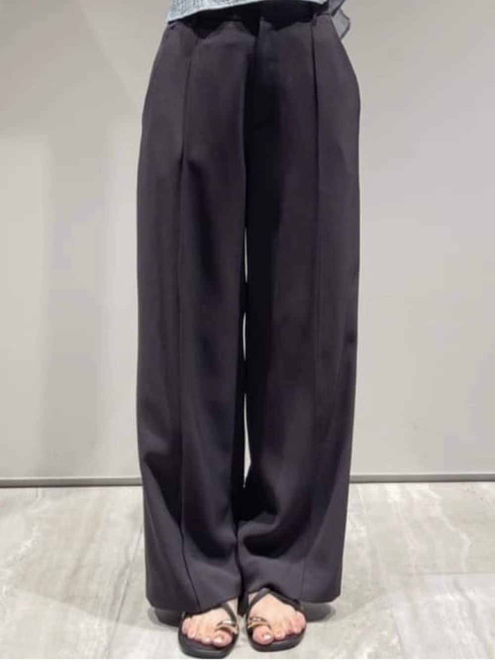 ブルー系のシャツ/ブラウス、グレー系のその他パンツ、シルバー系のネックレスを着用したレディースの春コーディネートの5枚目の写真