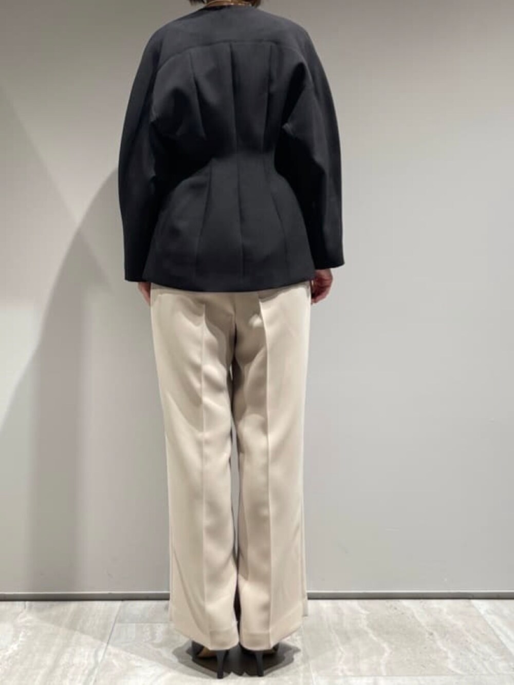 ホワイト系のシャツ/ブラウス、ベージュ系のその他パンツ、ブラック系のテーラードジャケットを着用したレディースの冬コーディネートの7枚目の写真