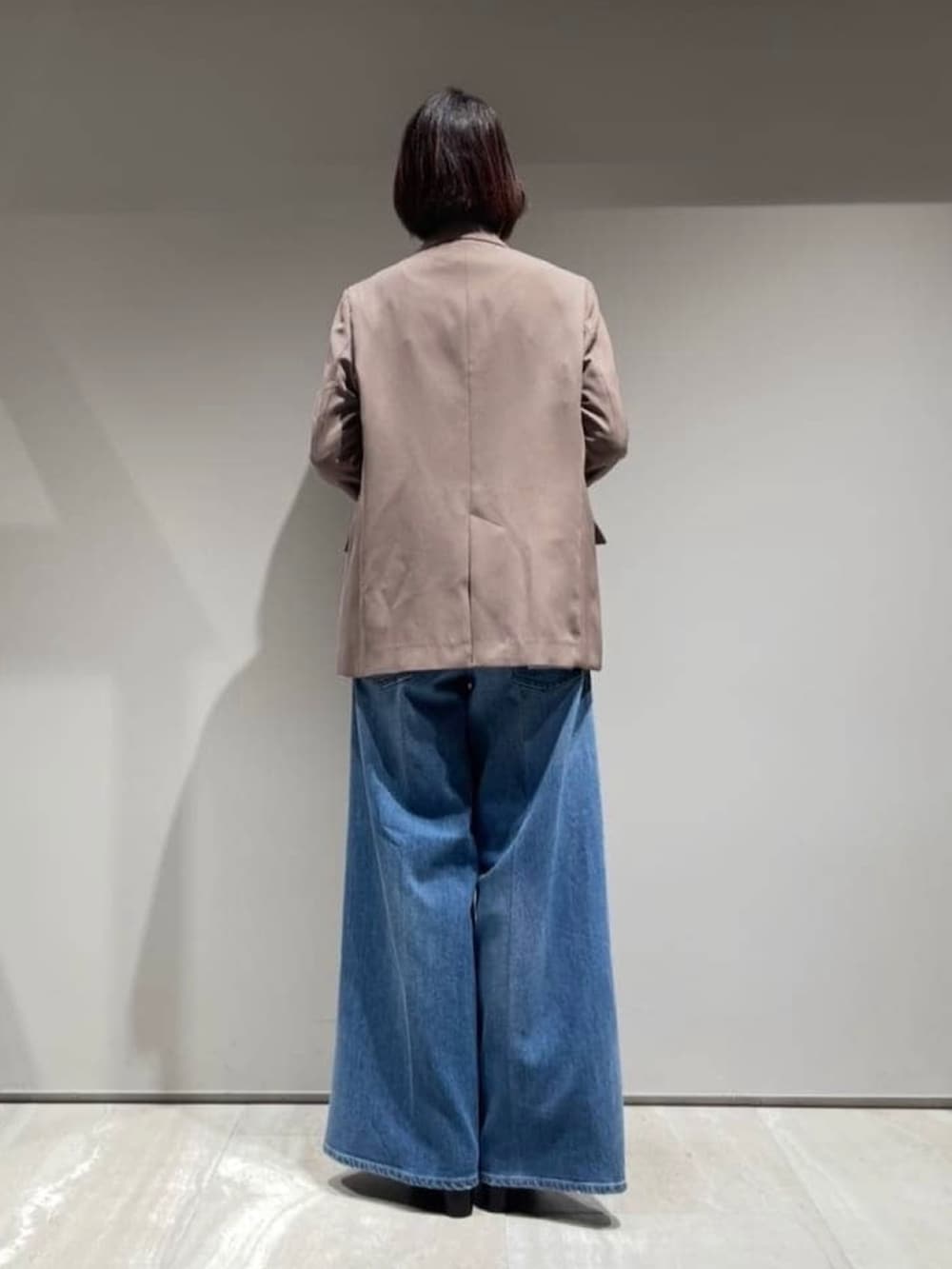ブラウン系のテーラードジャケット、その他のTシャツ/カットソー、ブルー系のデニムパンツを着用したレディースの秋コーディネートの6枚目の写真