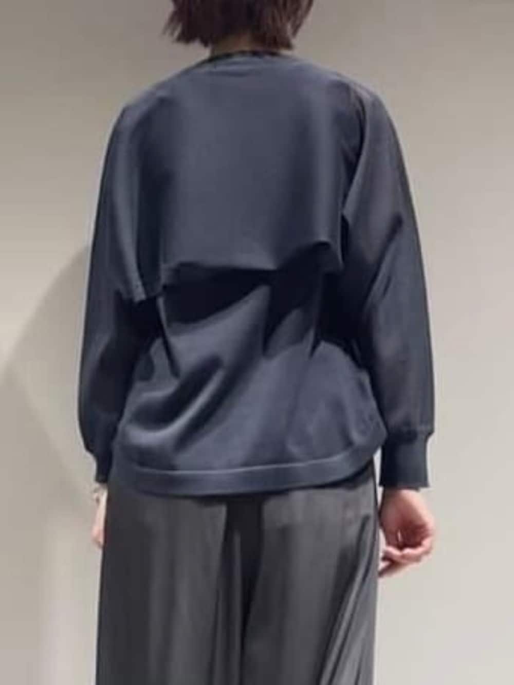 グレー系のその他パンツ、グレー系のニット/セーター、シルバー系のバングル/リストバンドを着用したレディースの春コーディネートの6枚目の写真