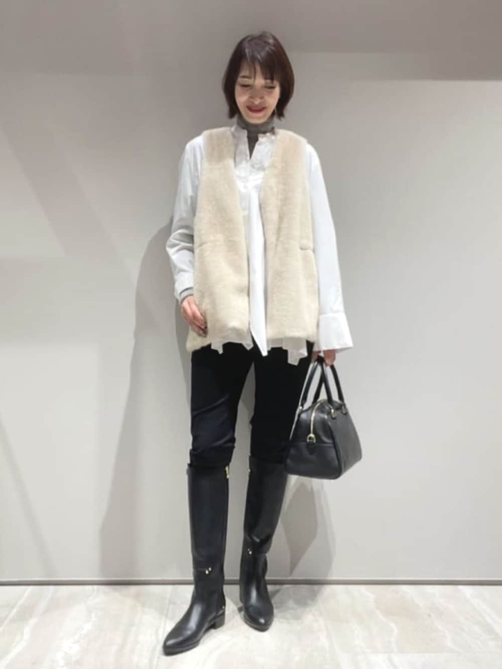 ブラック系のその他パンツ、グレー系のニット/セーター、ホワイト系のシャツ/ブラウスを着用したレディースの秋コーディネートの2枚目の写真