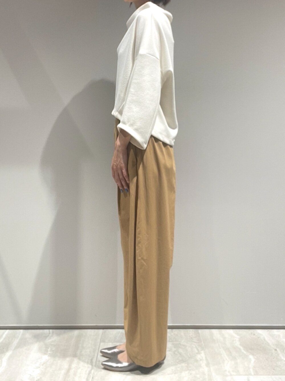 ホワイト系のTシャツ/カットソー、ベージュ系のカーゴパンツ、ホワイト系のショルダーバッグを着用したレディースの秋コーディネートの3枚目の写真