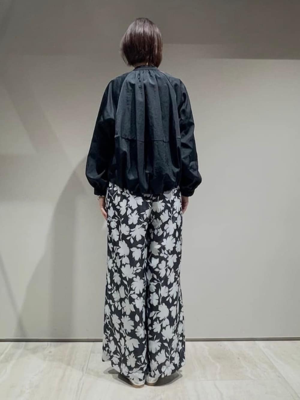 ブルー系のブルゾン、ホワイト系のTシャツ/カットソー、グレー系のその他パンツを着用したレディースの春コーディネートの7枚目の写真