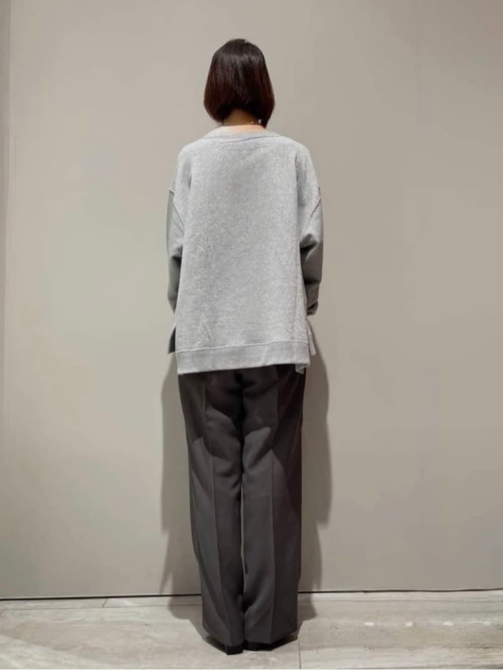 グレー系のその他パンツ、グレー系のTシャツ/カットソー、シルバー系のネックレスを着用したレディースの秋コーディネートの7枚目の写真