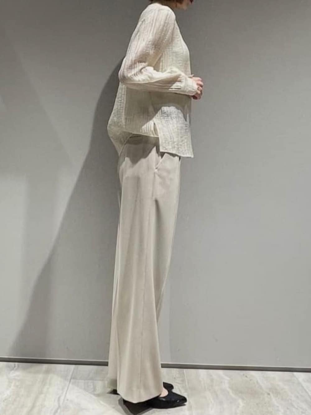 ベージュ系のその他パンツ、ベージュ系のテーラードジャケット、ホワイト系のシャツ/ブラウスを着用したレディースの春コーディネートの9枚目の写真