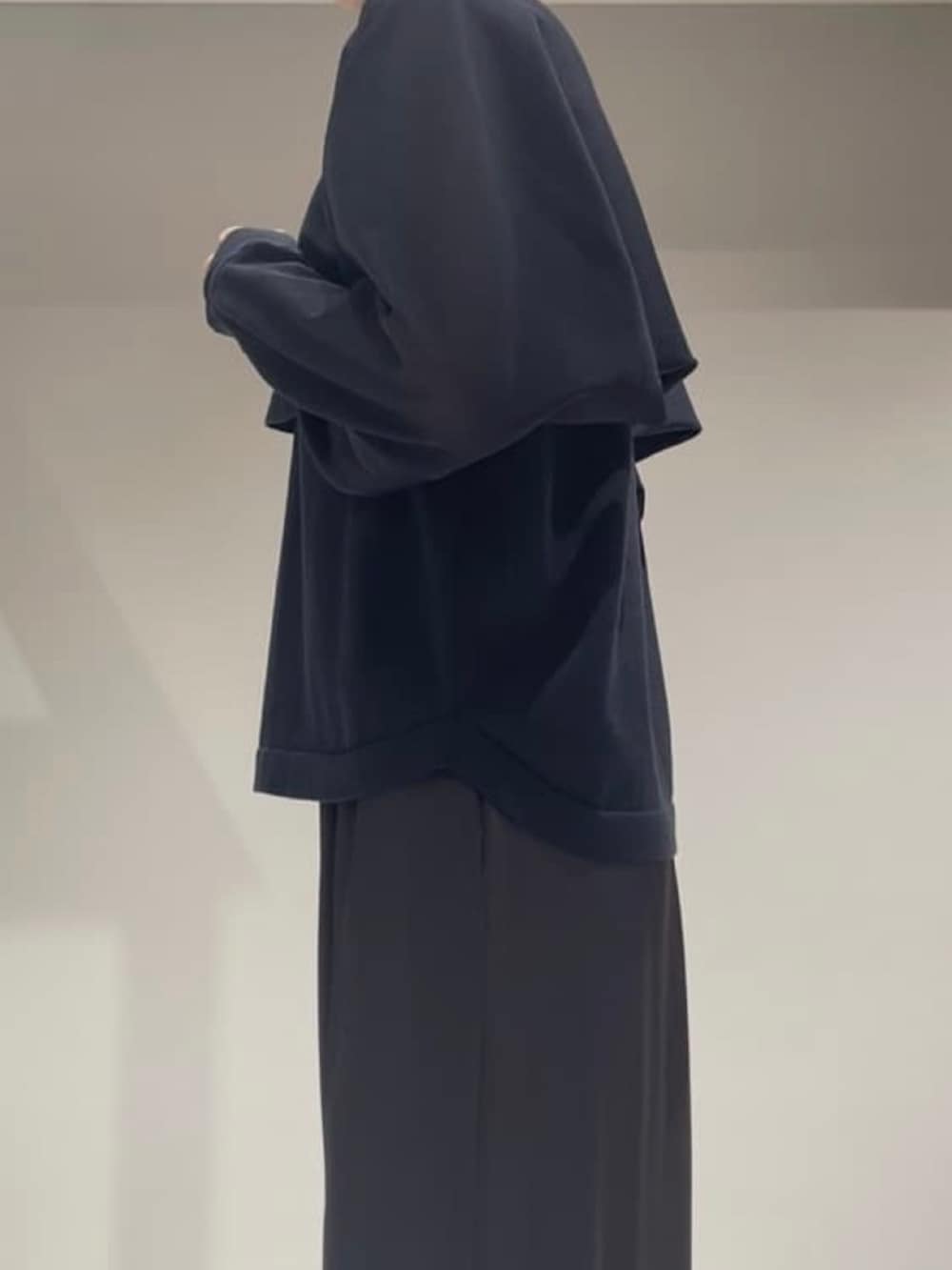 グレー系のその他パンツ、グレー系のニット/セーター、シルバー系のバングル/リストバンドを着用したレディースの春コーディネートの5枚目の写真