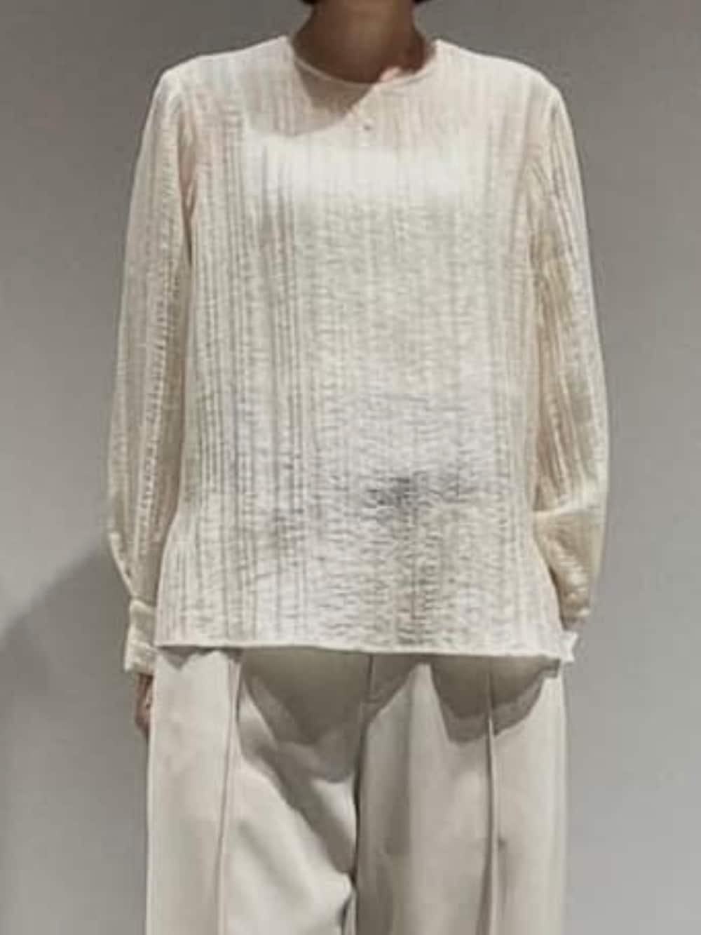 ベージュ系のその他パンツ、ベージュ系のテーラードジャケット、ホワイト系のシャツ/ブラウスを着用したレディースの春コーディネートの7枚目の写真