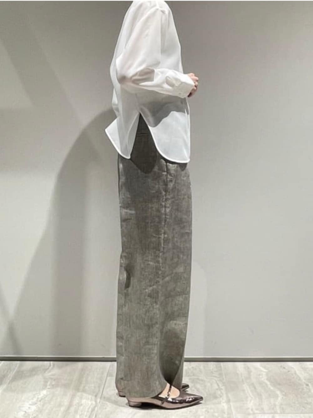 ベージュ系のその他パンツ、ホワイト系のシャツ/ブラウス、ゴールド系のネックレスを着用したレディースの春コーディネートの8枚目の写真