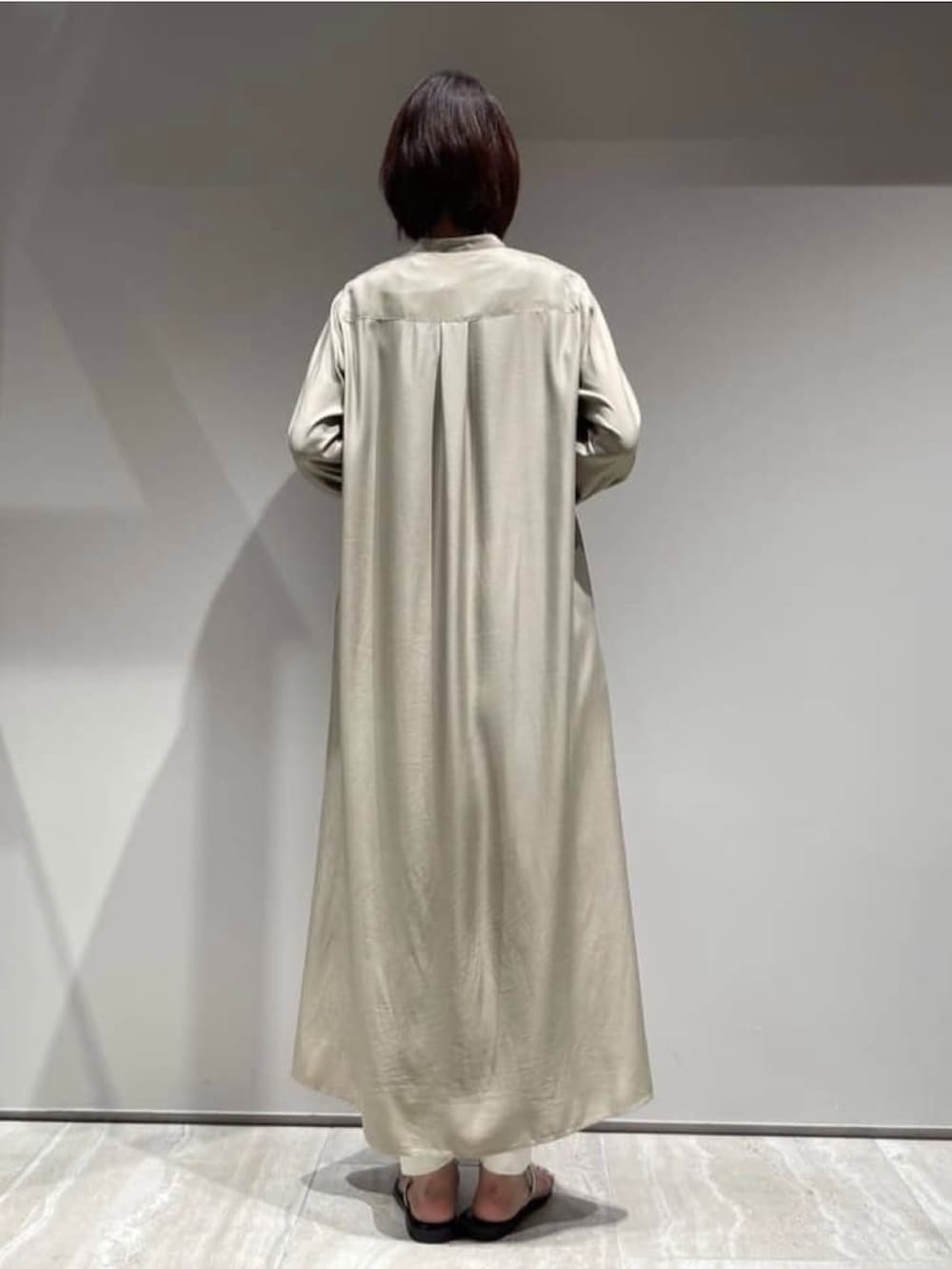 ベージュ系のワンピース、ホワイト系のタンクトップ、ホワイト系のその他パンツを着用したレディースの春コーディネートの6枚目の写真