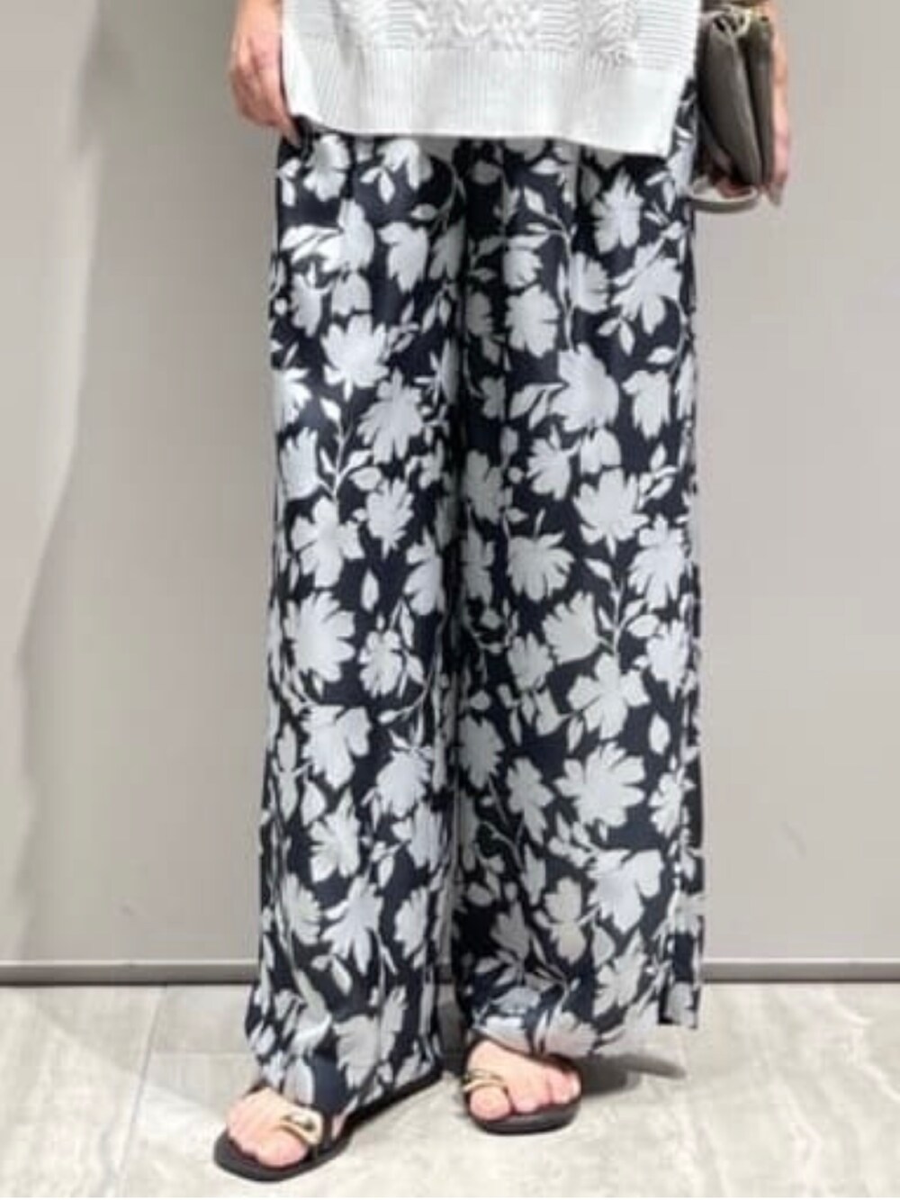 ホワイト系のTシャツ/カットソー、グレー系のその他パンツ、ホワイト系のニット/セーターを着用したレディースの冬コーディネートの4枚目の写真