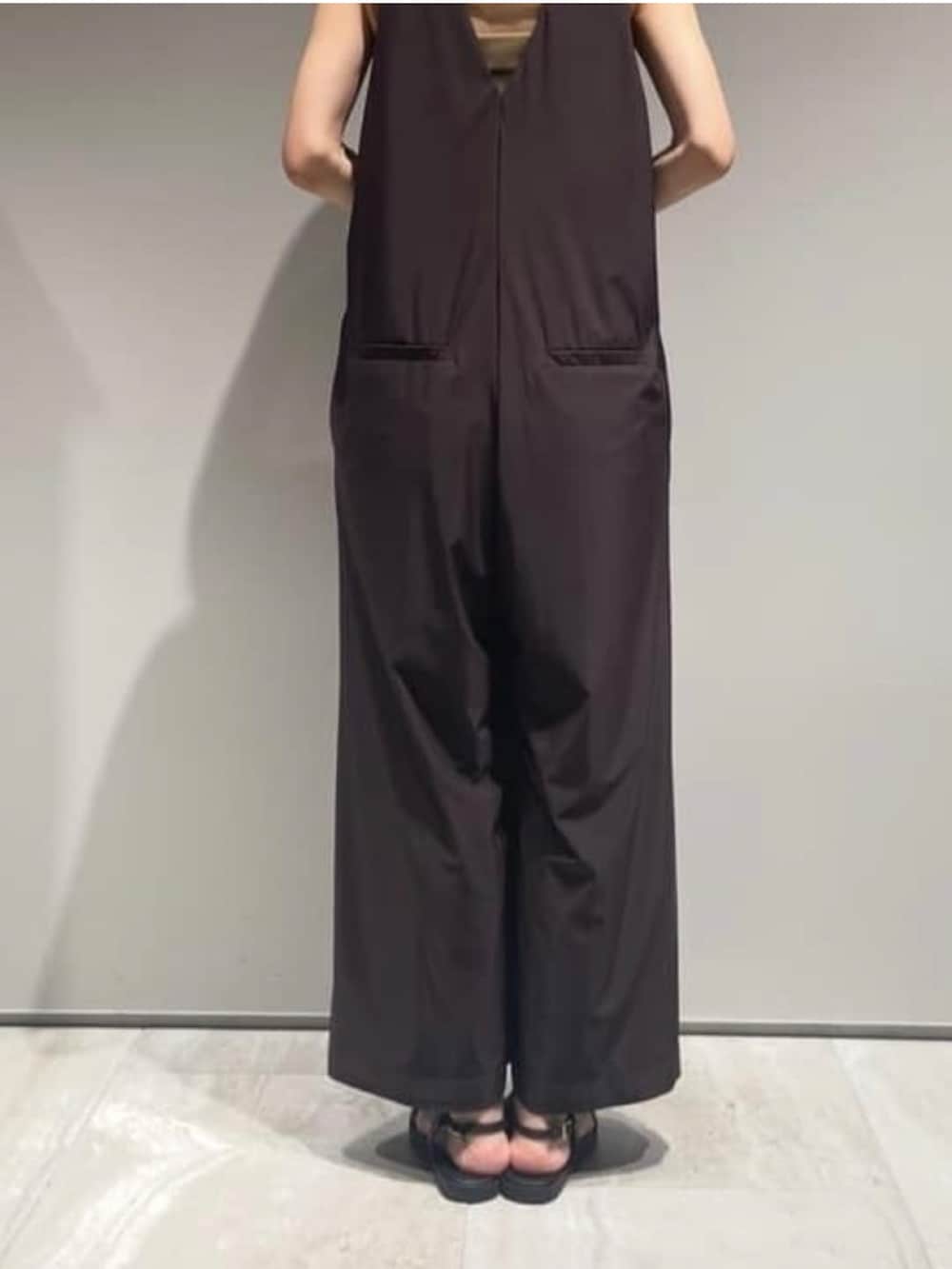 ブラウン系のつなぎ/オールインワン、ホワイト系のTシャツ/カットソー、ブラウン系のショルダーバッグを着用したレディースの夏コーディネートの5枚目の写真