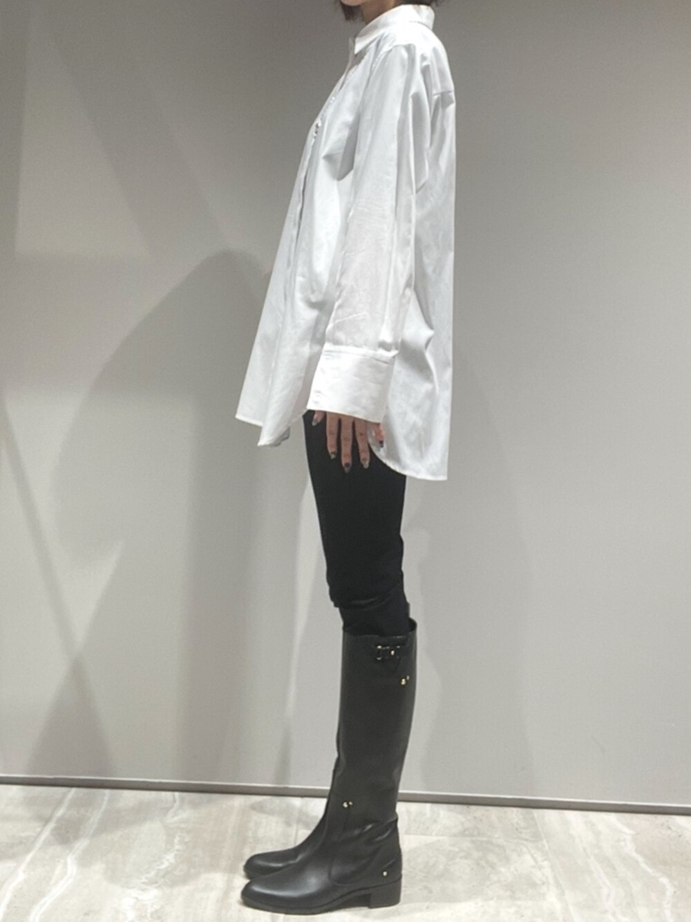 グリーン系のショルダーバッグ、その他のポンチョ、ホワイト系のシャツ/ブラウスを着用したレディースの秋コーディネートの7枚目の写真