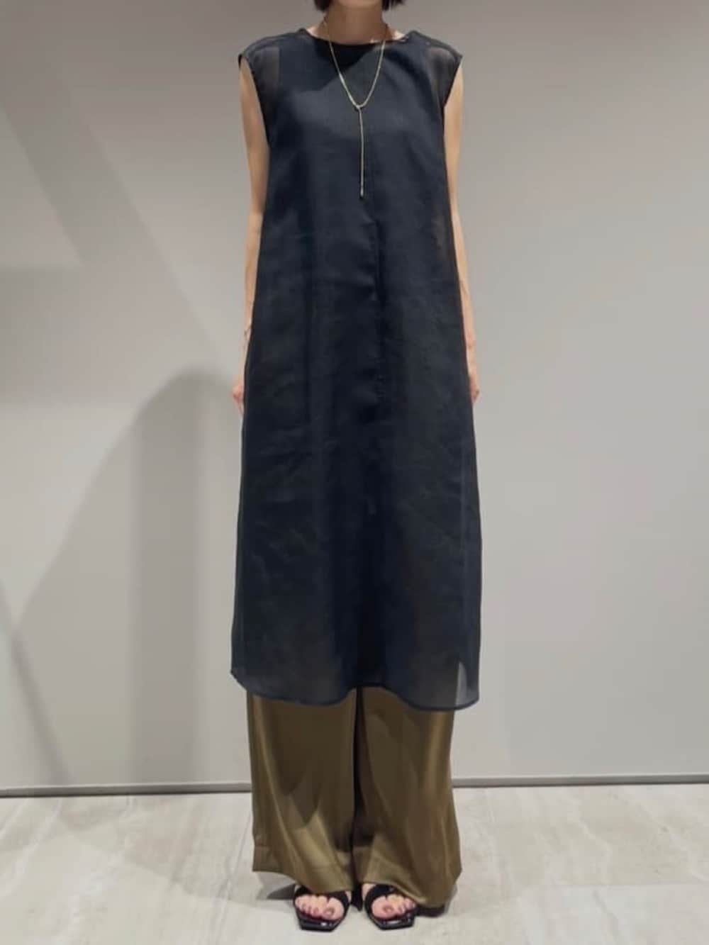 グリーン系のその他パンツ、ブラック系のシャツ/ブラウス、ブラック系のタンクトップを着用したレディースの春コーディネートの4枚目の写真