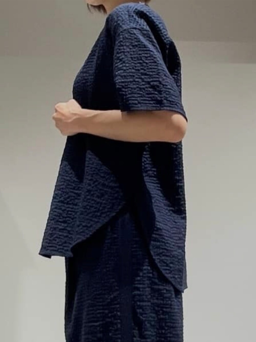 ブルー系のその他パンツ、ブルー系のTシャツ/カットソー、シルバー系のネックレスを着用したレディースの夏コーディネートの3枚目の写真